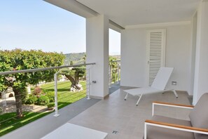 Apartemen Deluks, 1 Tempat Tidur Double, akses ke kolam renang, pemandangan laut | Pemandangan taman