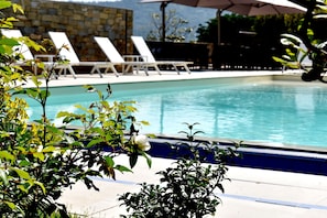 Seasonal outdoor pool, open 9:00 AM to 7:30 PM, pool umbrellas - Torre Difyos (Perdifumo)