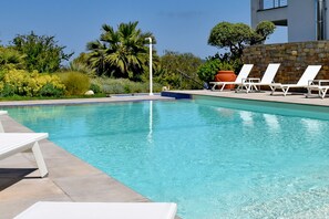 Außenpool (je nach Saison geöffnet), Sonnenschirme, Liegestühle