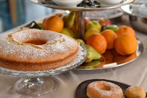 Tägliches inbegriffenes kontinentales Frühstück