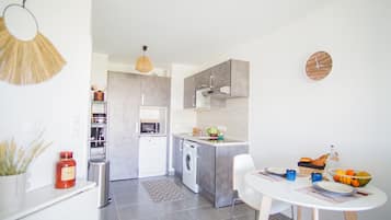 Réfrigérateur, micro-ondes, plaque de cuisson, lave-vaisselle