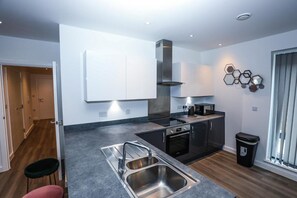 Apartment, 2 Queen Beds | Private kitchen