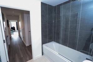 Bathroom - Immaculate 2-bed Apartment in London (London)