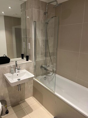 Apartment, 2 Queen Beds | Bathroom | Shower, towels - Stunning 2-bed Apartment in London (London)