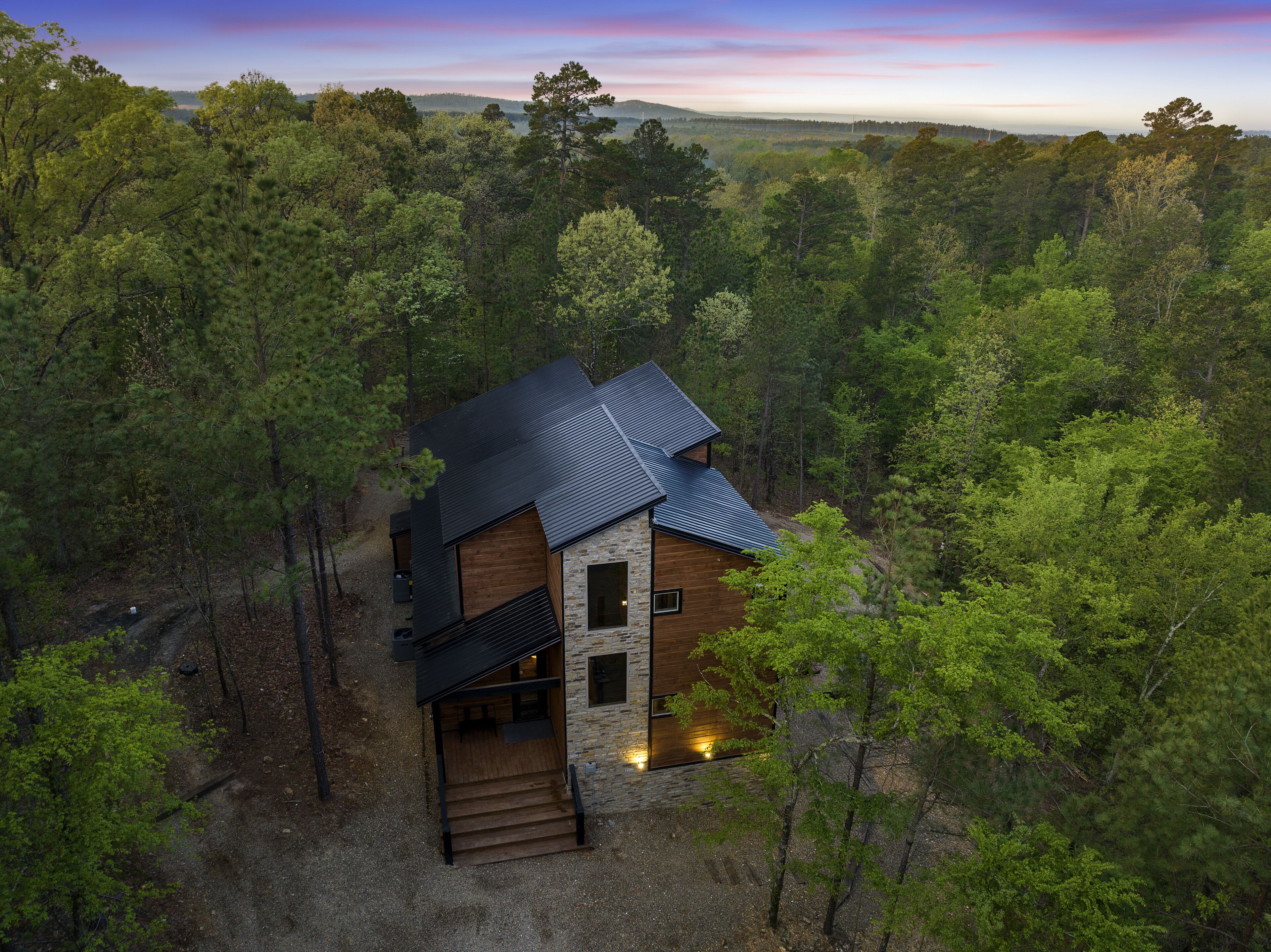 Pines Peek-Cozy Cabin w/ Hot Tub, Shuffleboard, Foosball, Horseshoes & More!