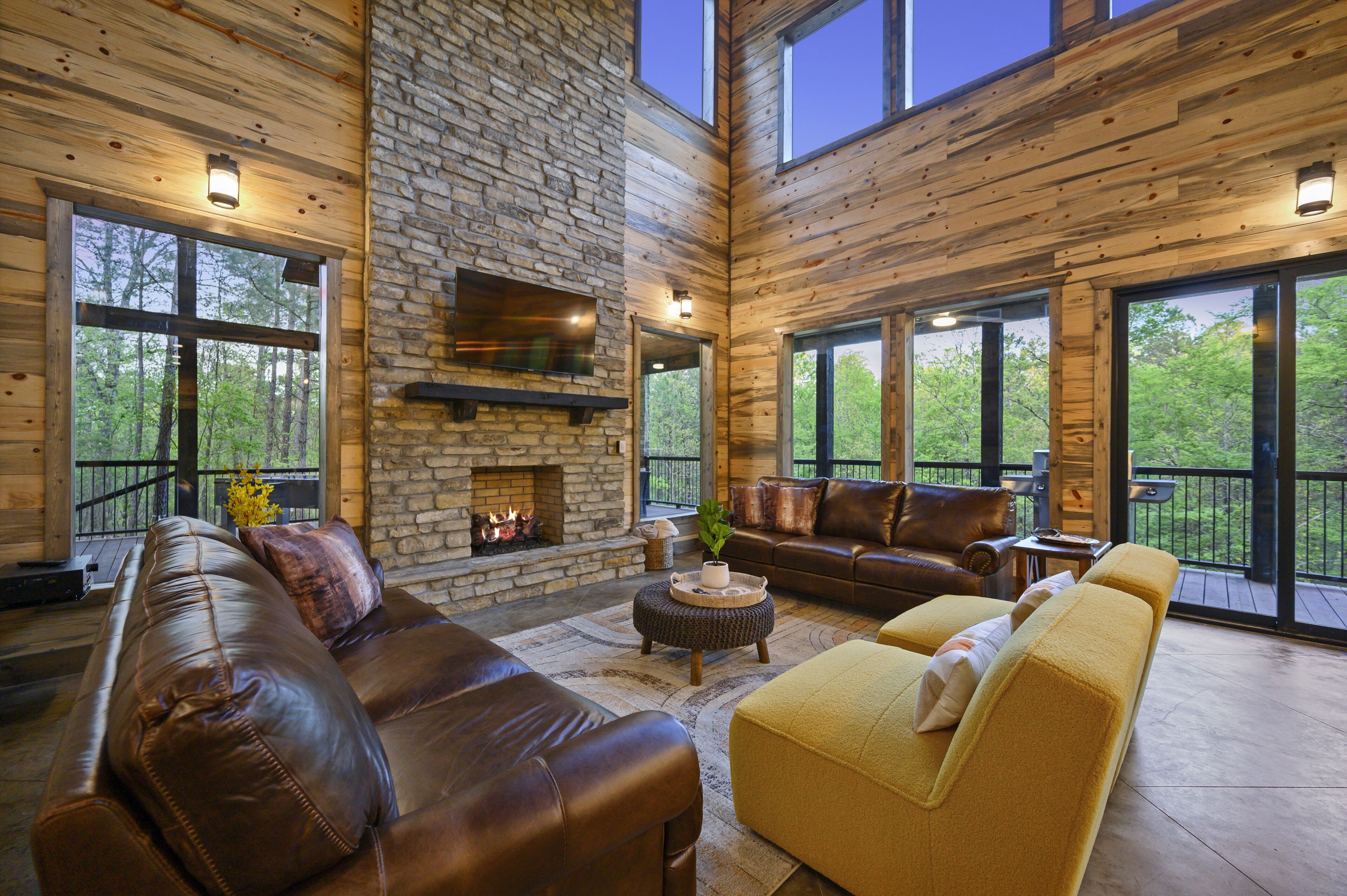 Pines Peek-New Cozy Cabin w/ Hot Tub, Shuffleboard, Foosball, Horseshoes & More!