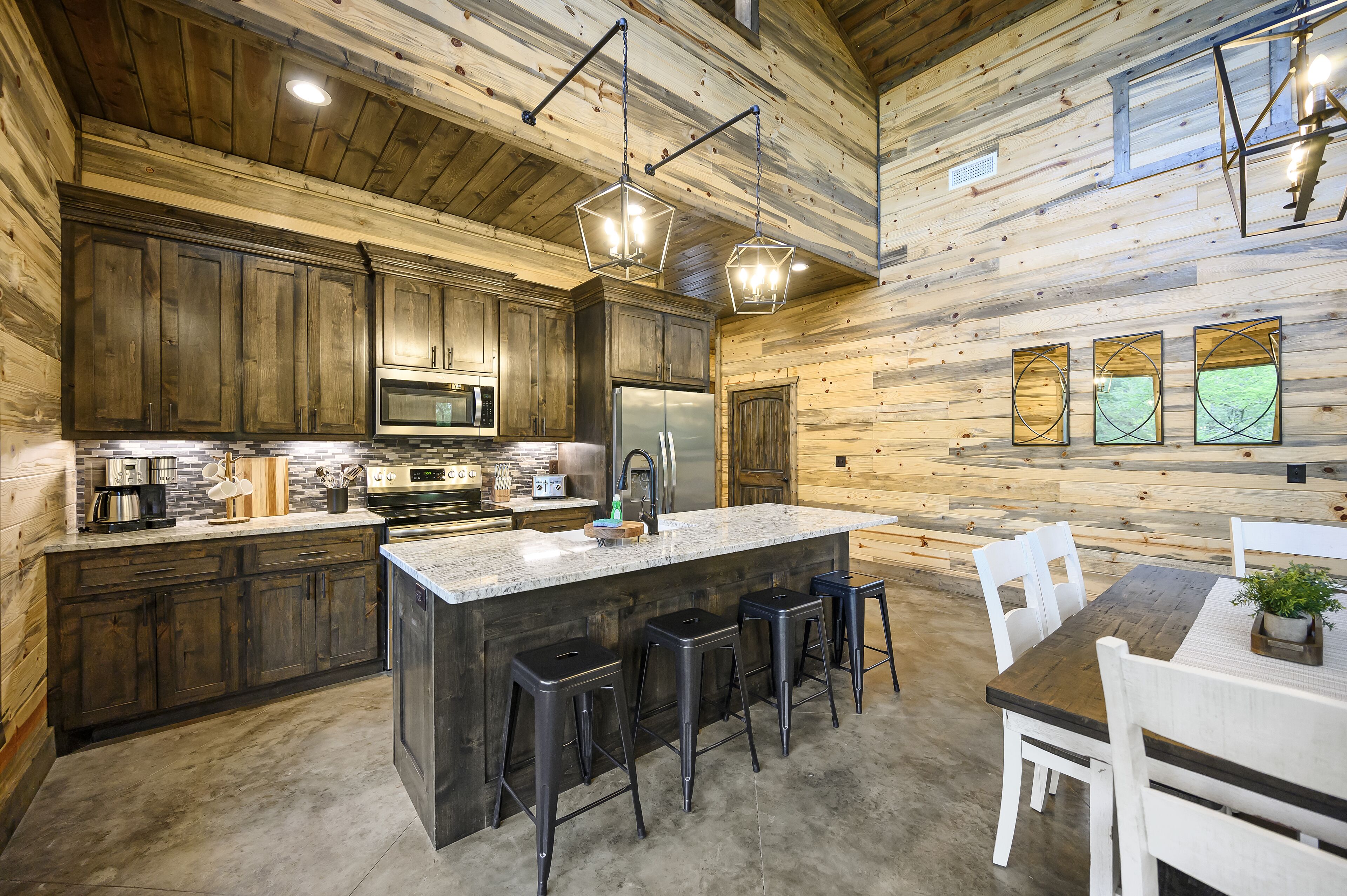 Pines Peek-New Cozy Cabin w/ Hot Tub, Shuffleboard, Foosball, Horseshoes & More!