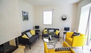 TV, fireplace