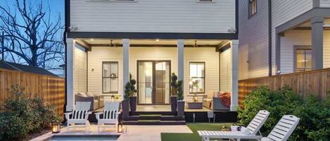 Alberca climatizada y camastros