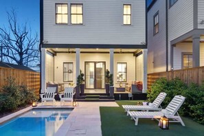 温水プール、サンラウンジャー