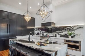 Unclassified image, 4 of 35, button