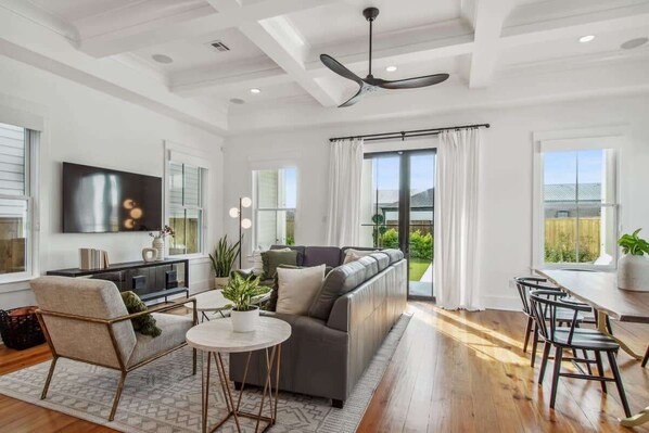 TV, Netflix, Hulu, streaming services