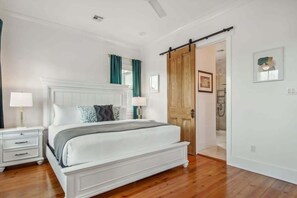 5 habitaciones, escritorio y tabla de planchar con plancha 