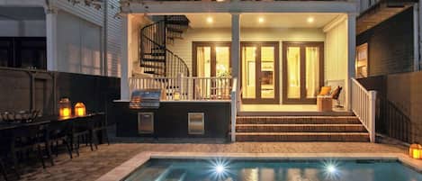 Utendørsbasseng og et oppvarmet basseng