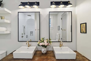 Baignoire, sèche-cheveux, serviettes fournies, savon