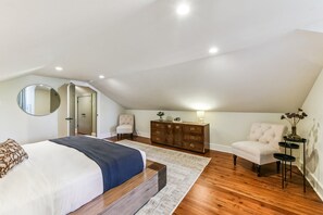 5 soverom, skrivebord, strykejern/-brett og reiseseng for barn