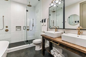 Badewanne, Haartrockner, Handtücher