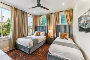 5 soverom, skrivebord, strykejern/-brett og reiseseng for barn