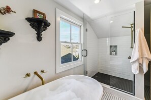 Badewanne, Haartrockner, Handtücher, Shampoo