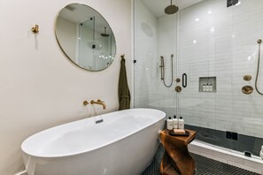 Badekar, hårføner, håndklær og sjampo