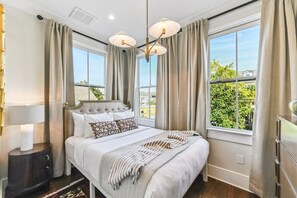 5 soverom, skrivebord, strykejern/-brett og reiseseng for barn