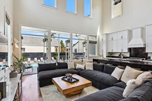 Unclassified image, 2 of 25, button