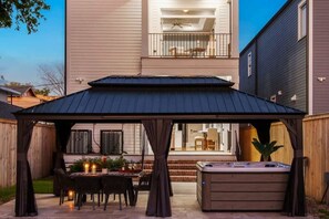 Terrace/patio - Stylish Modern Home | Hot Tub & Pergola (New Orleans)