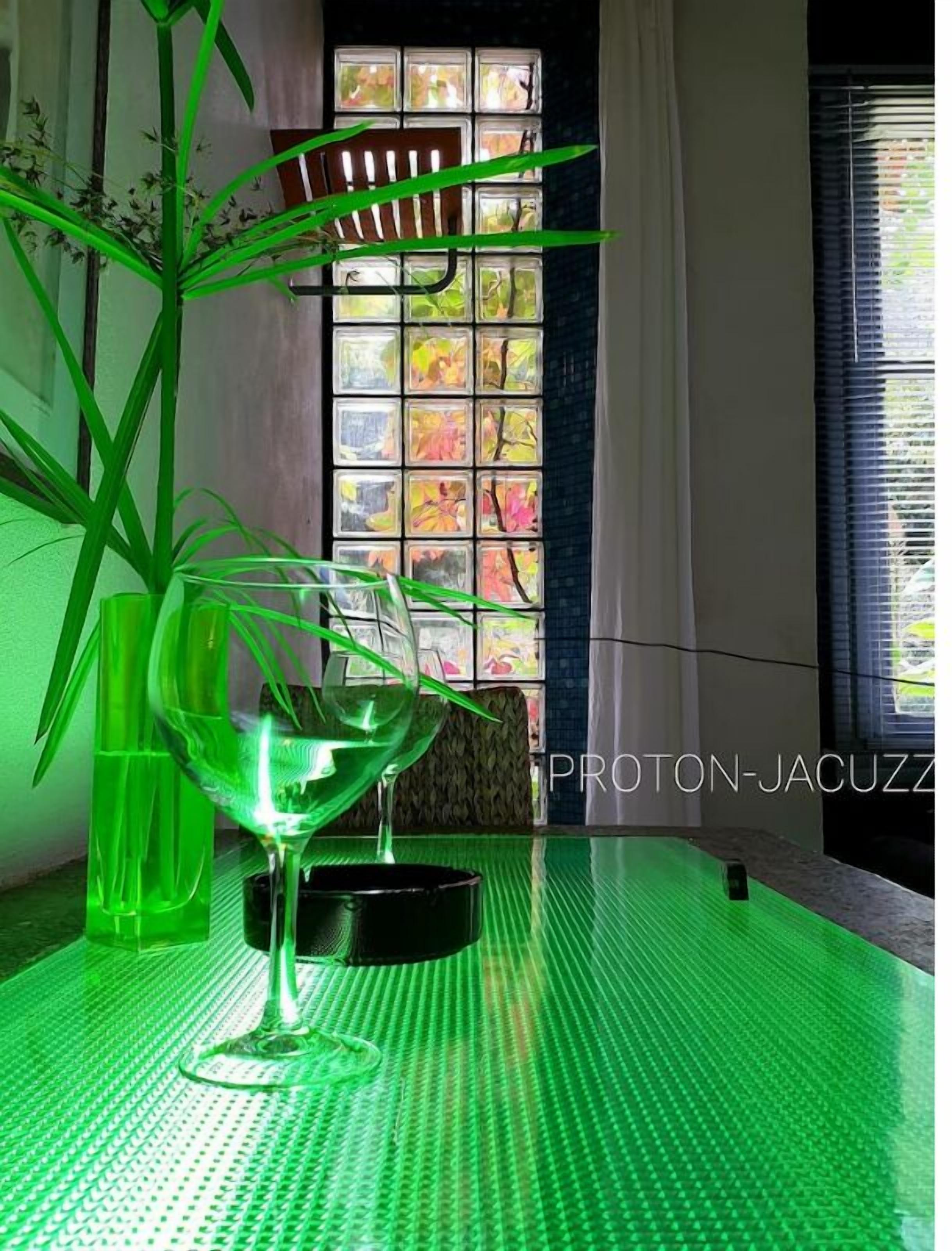 zentralclub proton-electron jacuzzi