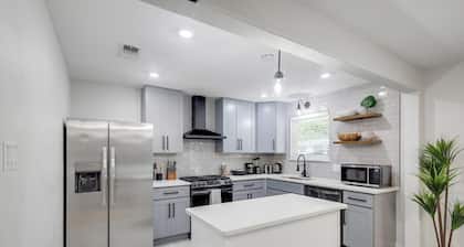 Relaxing Texas Retreat, 4BR w Pool & Dream Kitchen