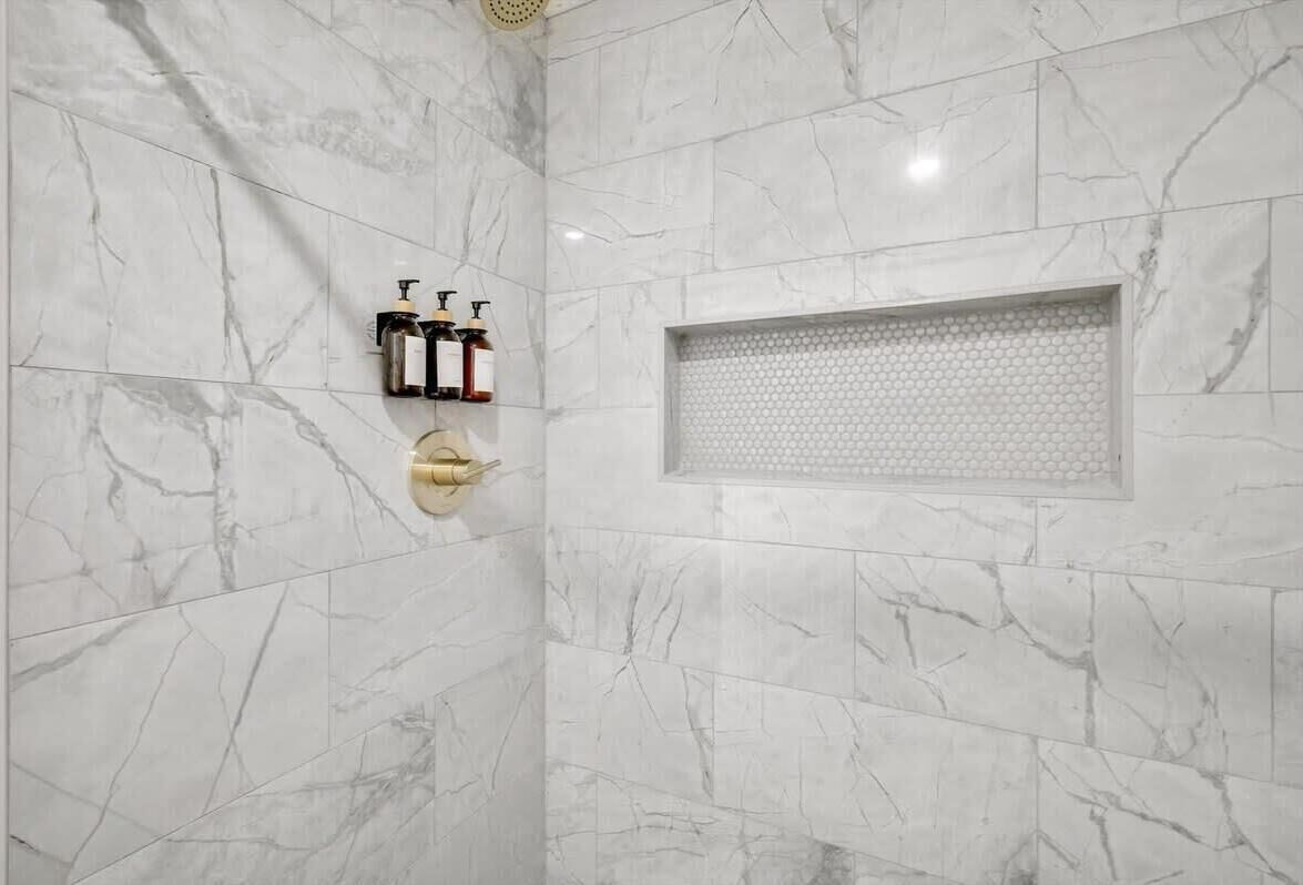 Tina, secadora de cabello, toallas, shampoo 