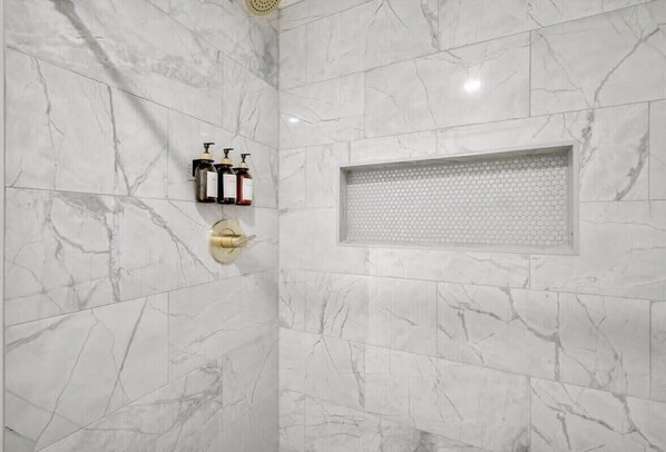 Badewanne, Haartrockner, Handtücher, Shampoo