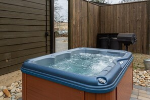 Outdoor spa tub - Walk2DowntownPF/GasFirepit/Waterfront (Pigeon Forge)