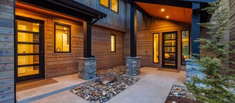 Unlock Hidden Gem Luxury | Spa/GmRm/EV + Wlk to Nelson Farm