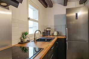 Geladeira, micro-ondas, fogão, cooktop