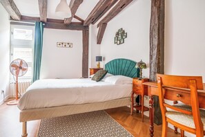 2 slaapkamers, een bureau, wifi, beddengoed