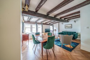 Dining - Appartement 4p/2ch place Plumereau avec parking gratuit proche universités (Tours)