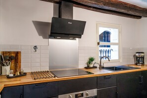 Een koelkast, een magnetron, een oven, een kookplaat