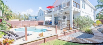 Poolside Paradise–Sleeps 12 & Pet Friendly