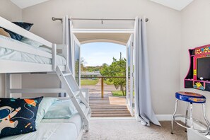 4 chambres, bureau, fer et planche à repasser, lit de bébé portatif