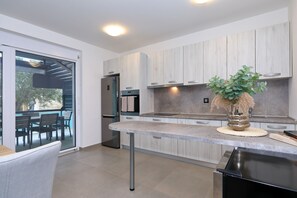 Fridge, oven, dishwasher, coffee/tea maker