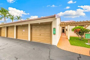 Exterior - Summer Deal Kona Oceanview Vacation Condo with Pool and Hot Tub Access (Kailua Kona)