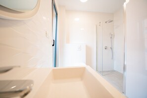 Douche, sèche-cheveux, serviettes fournies