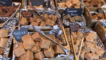 Apartment, 2 Queen Beds | Banquet hall