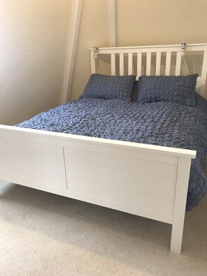 2 bedrooms, iron/ironing board, free WiFi, bed sheets - Windows Over Stroud Penthouse Apartment With Views (Stroud)