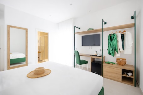 Muebles diferentes, escritorio y espacio para trabajar con laptop