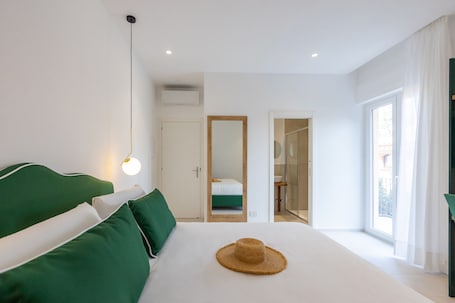 特色家居、办公桌、笔记本电脑工作区、遮光窗帘