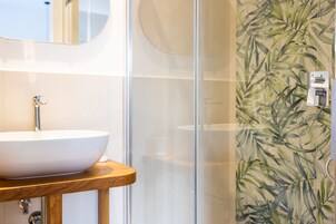 Superior Room | Bathroom | Free toiletries, hair dryer, bidet, towels