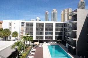Una piscina al aire libre