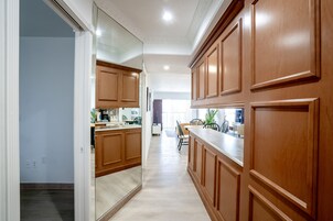 Refrigerador con freezer, microondas, horno, cafetera/tetera