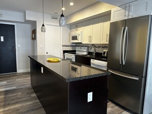 Apartamento família | Cozinha privada | Geladeira grande, micro-ondas, fogão, cafeteira/chaleira